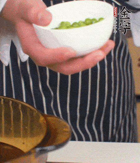 胡蘿卜、豌豆和干花菇焯水。