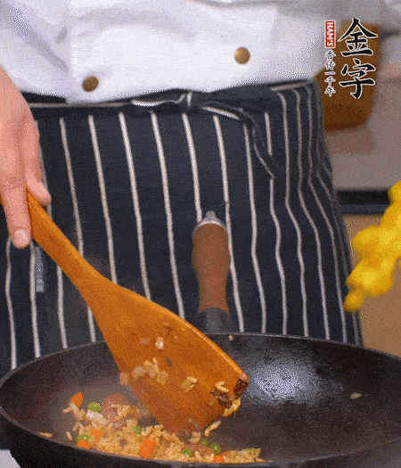 加咖喱塊、少許鹽、白糖調味，炒至咖喱塊融化后，倒米飯，翻炒至每粒米飯都包裹上咖喱，再放黃椒、青椒粒，出鍋前加菠蘿粒和小蔥翻拌均勻。