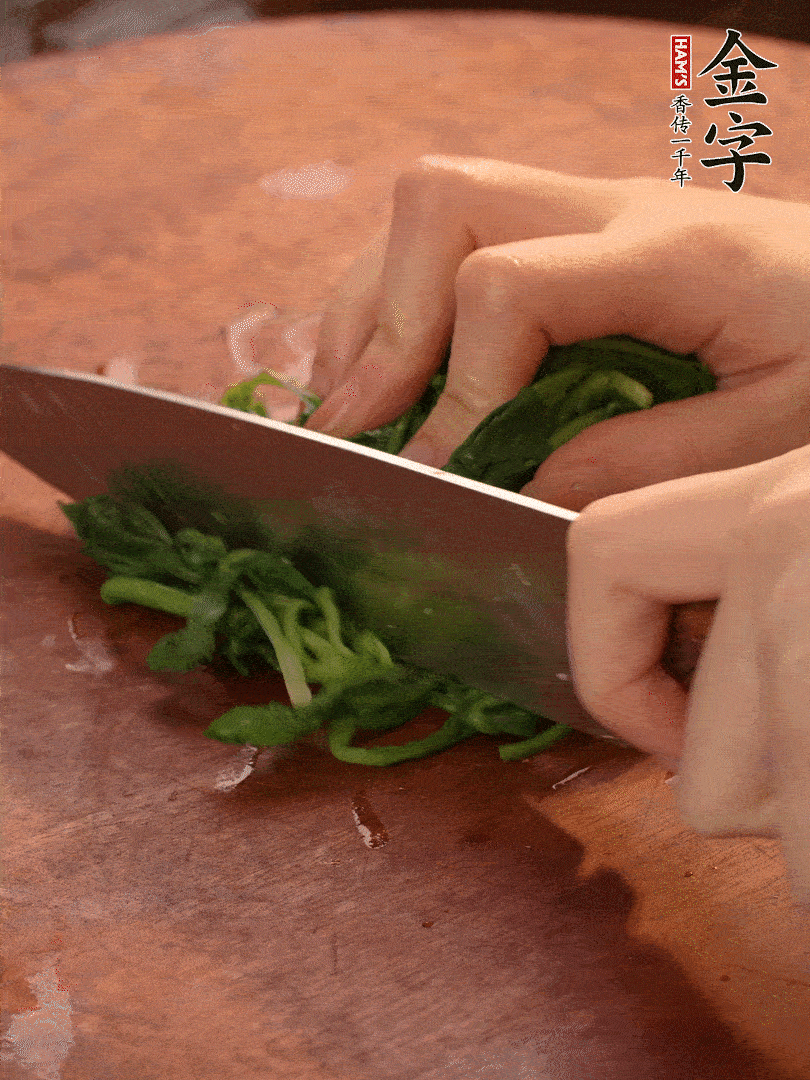 晾涼拽干水份，切碎備用。