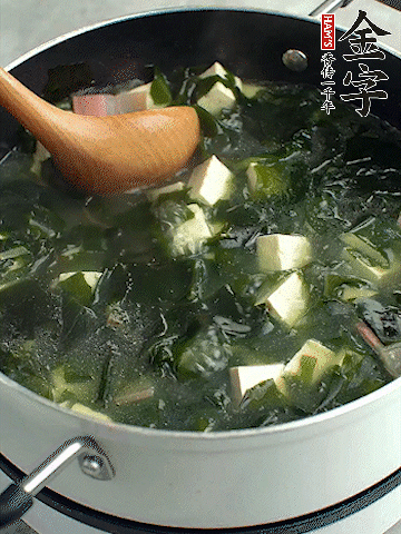 煮到沸騰后，再放入豆腐蓋蓋子煮3分鐘。