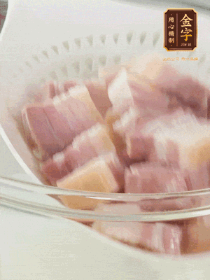 金字淡咸肉、排骨分別加料酒、蔥、姜冷水下鍋焯水，水開撇去浮沫撈出。