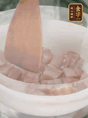砂鍋內(nèi)咸肉微微煸出香味，再倒入開水。放排骨滾開后轉(zhuǎn)中小火篤30分鐘。（水盡量一次加足，以免中途加水沖淡鮮味。這一步是湯底濃白的關(guān)鍵）